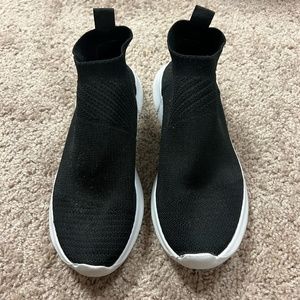 Lightweight Black Sneakers (8.5)
